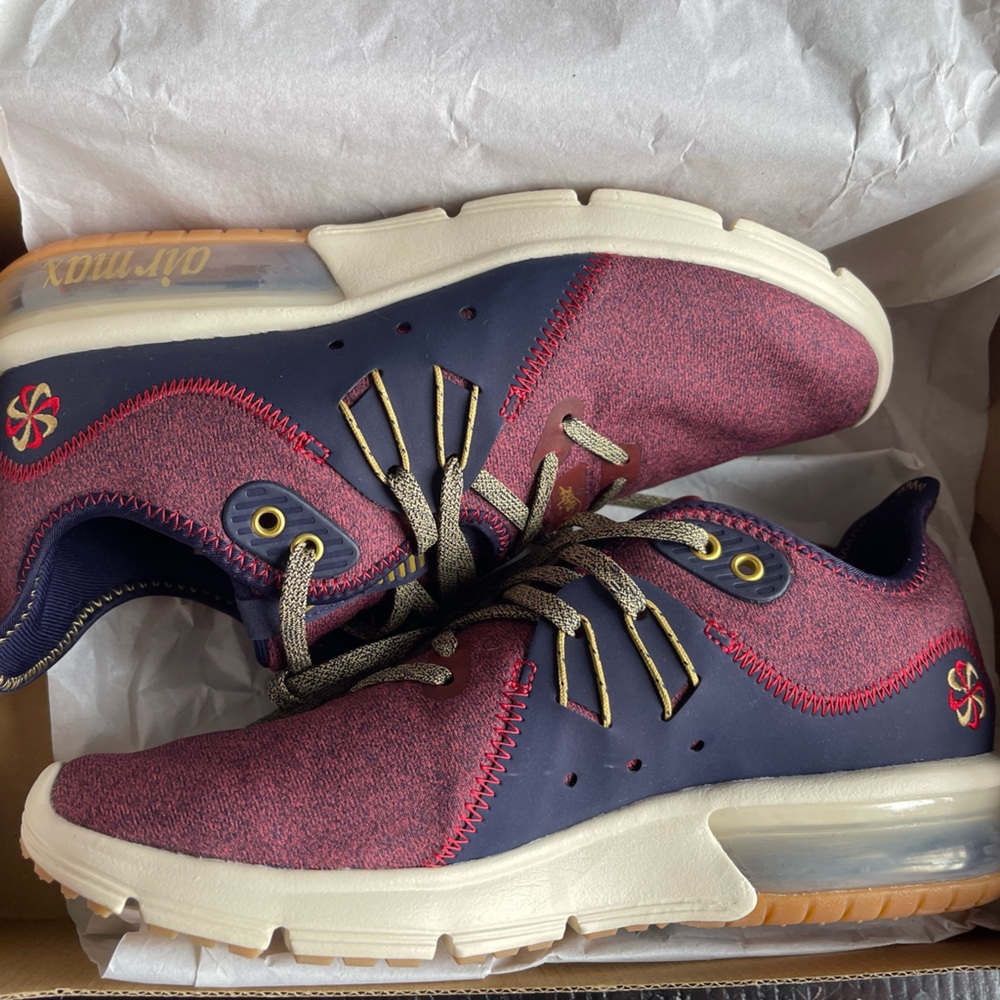 Women’s 7.5 Nike Air Max Sequence 3